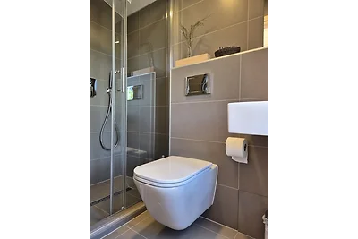 Modernes Tiny House mit Naturblick