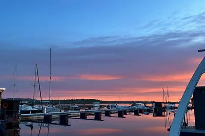 Hausboot als Festlieger im Hafen
