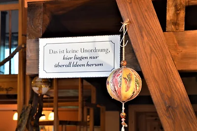 Rotes Kreativ-Ferienhaus