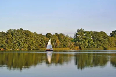 "Blaues Haus am See mit Boot"
