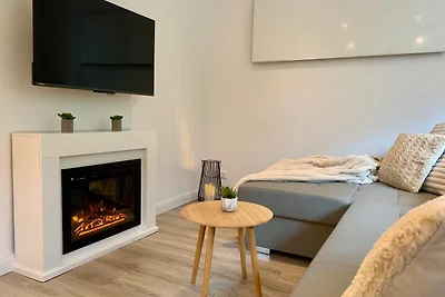 Modernes Waldhaus am Wasser I