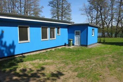 "Blaues Haus am See mit Boot"