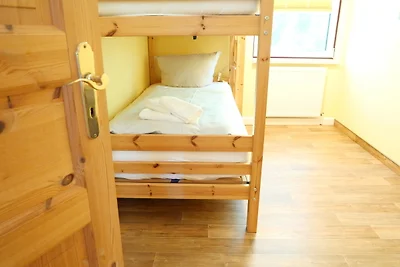 "Goldenes Haus am See mit Boot"