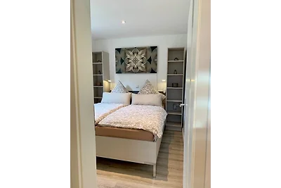 Modernes Waldhaus am Wasser I