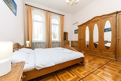 Three bedroom. 7 Zhylyanska St.