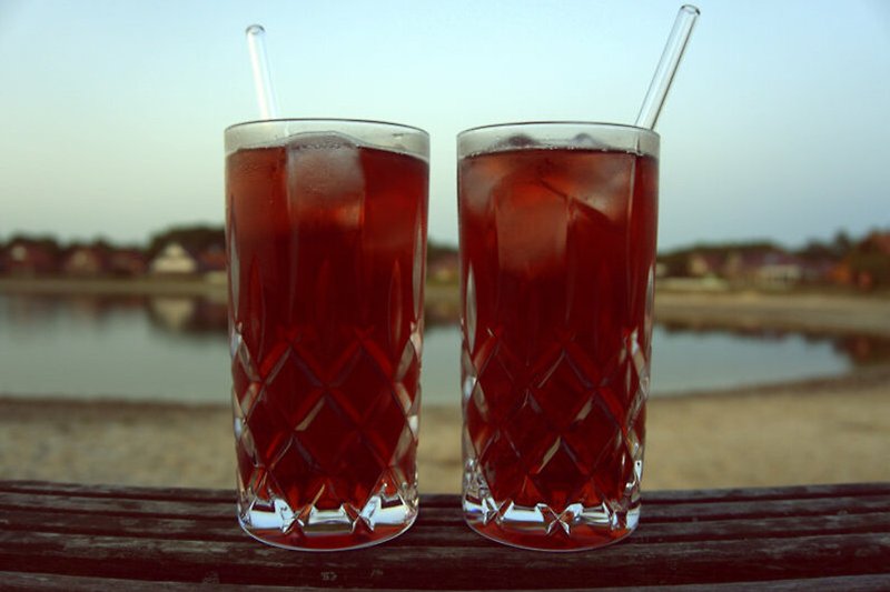 Genießen Sie einen erfrischenden Cocktail mit Blick auf den See.