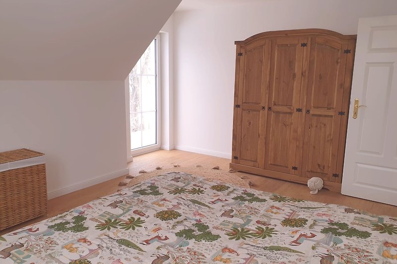 Holztür, Fenster, Decke, Muster, Teppich, Holzverkleidung.