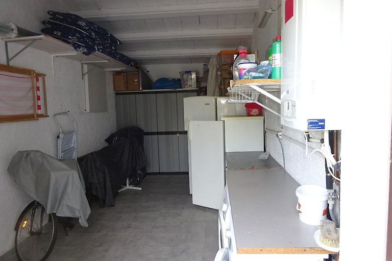 Garage mit Waschmaschine, Trockner und weiteren Kühlschränken