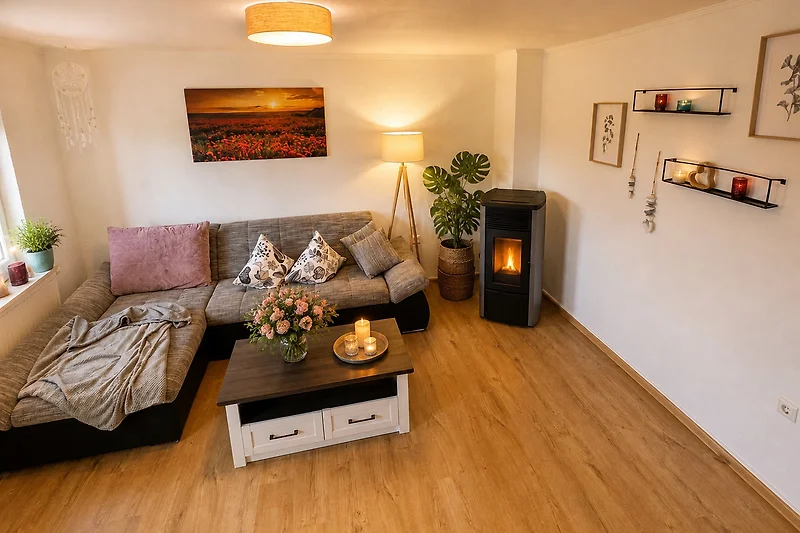 Ein  Wohnzimmer zum wohlfühlen. Gemütlich mit großer Couch und digitalen Pelletofen.
Frisch renoviert und neuen Boden g