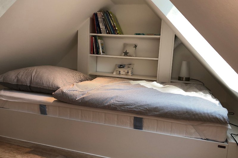 Spitzboden: Bett 90x200 cm