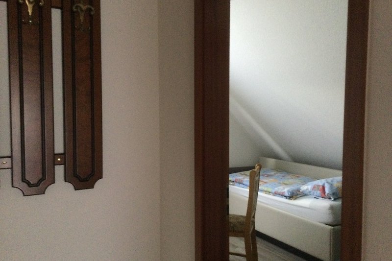Blick vom Flur in Zimmer mit Einzelbett