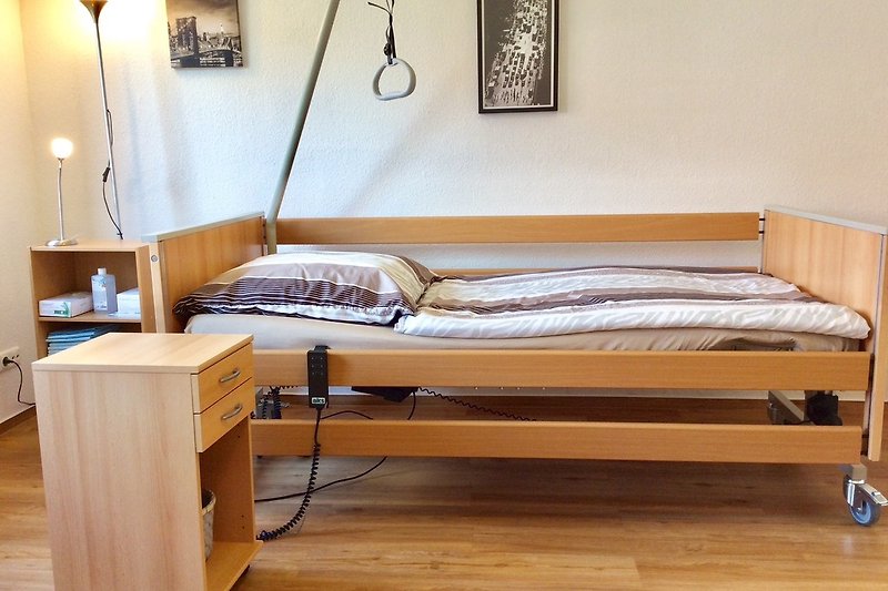 2. Schlafzimmer mit Pflegebett