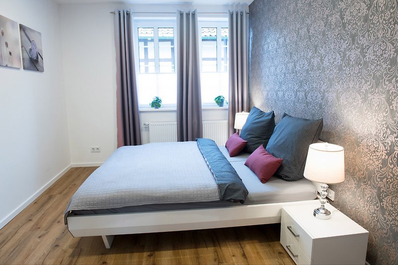  Schlafzimmer mit einem Doppelbett 180cm und hochwertigen Matratzen für einen guten Liegekomfort. 