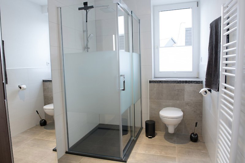 Eine moderne und große Dusche 90x120cm für einen Duschkomfort. 