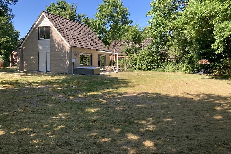 Großer Garten mit gepflegtem Rasen und einladender Terrasse.