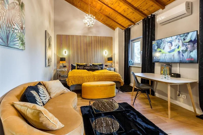 Schlafzimmer mit großem Bett, Designer-Lampe und dekorativen Kissen.