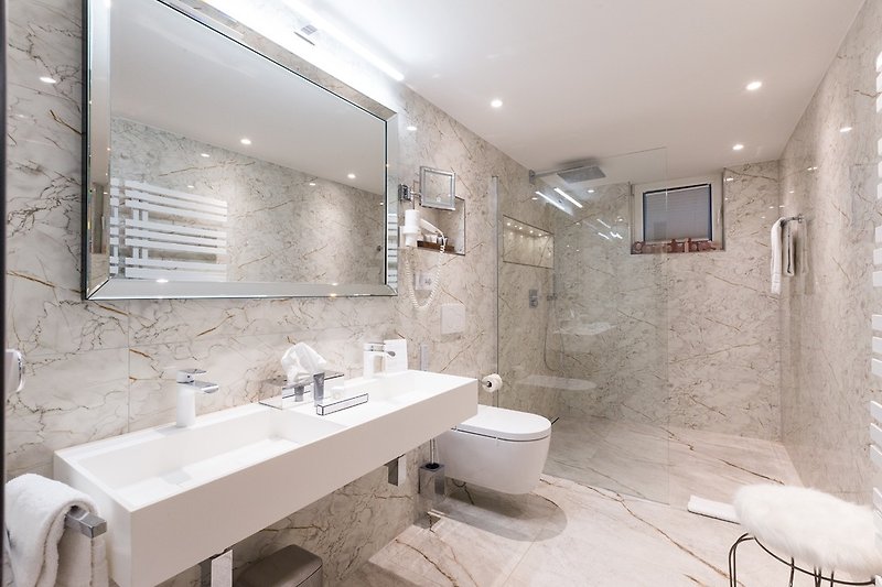Luxuriöses Badezimmer mit begehbarer Dusche