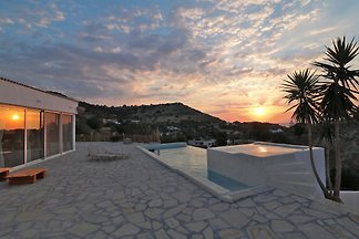 Luxury Villa Patelo with Jacuzzi