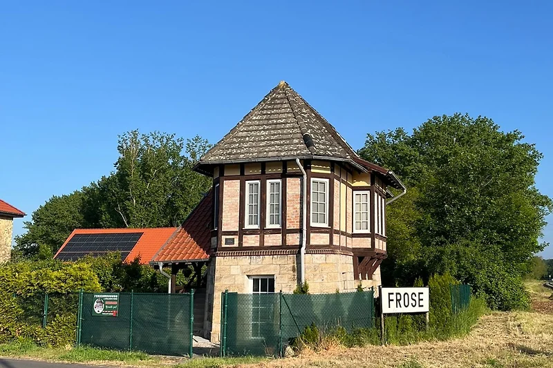 Charmantes Bauernhaus mit einladendem Hof und markantem Kamin.