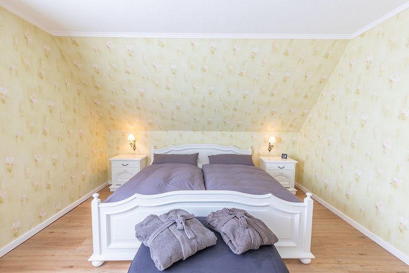 SZ 1: Doppelbett 180 x 190 - Handtücher, Bademäntel, bezogene Betten inklusive