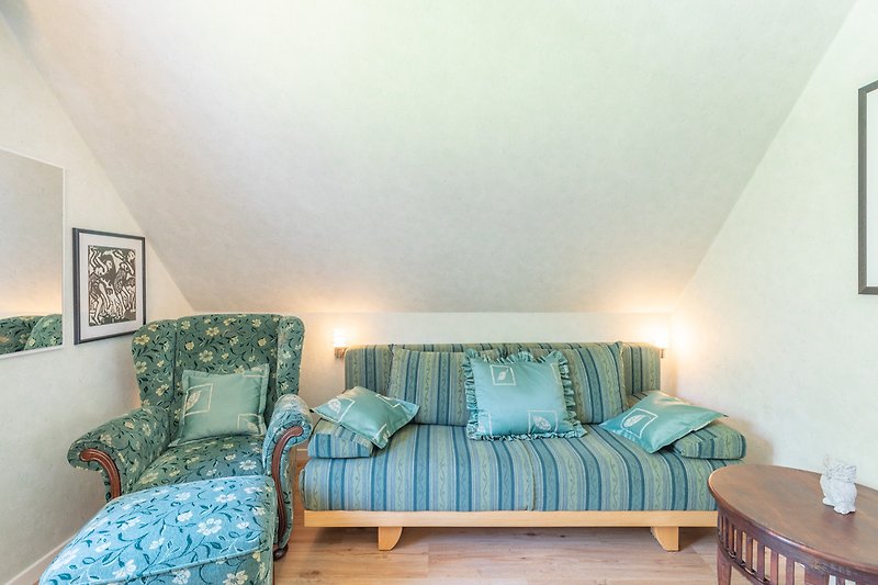 Grüne Lounge mit Couch (mit Topper als Schlafsofa 90 x 200 nutzbar) und Sessel mit Fußhocker
