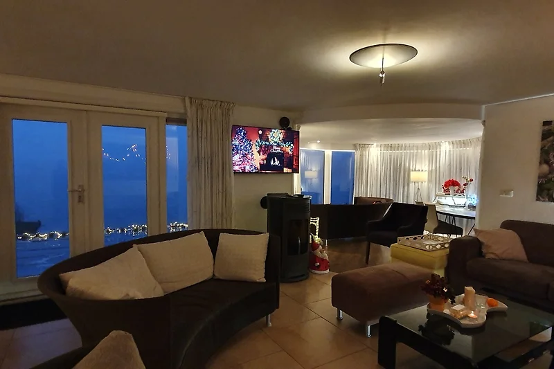 Klares Design im Flur mit markanter Decke und effektvoller Beleuchtung.