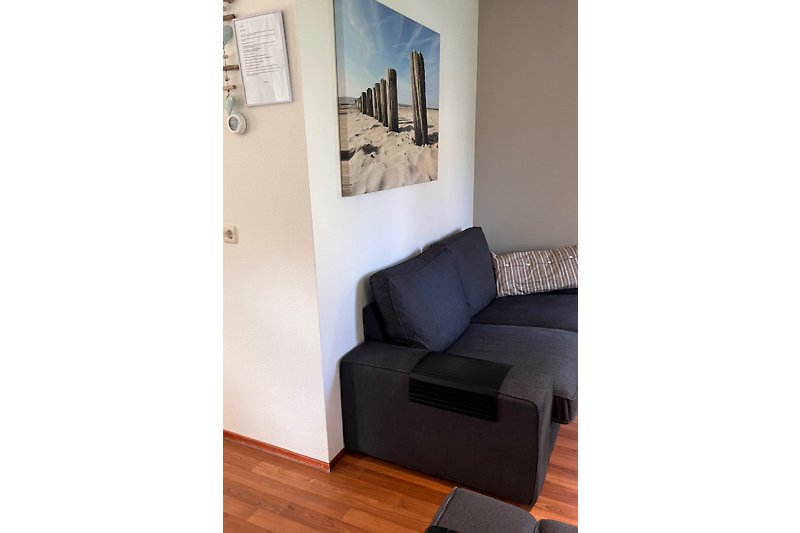 Moderne Wohnung mit stilvollem Holzmobiliar und gemütlicher Couch.