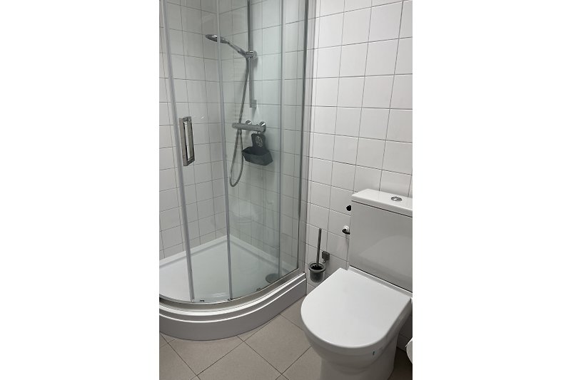Modernes Badezimmer mit stilvoller Ausstattung und elegantem Design.