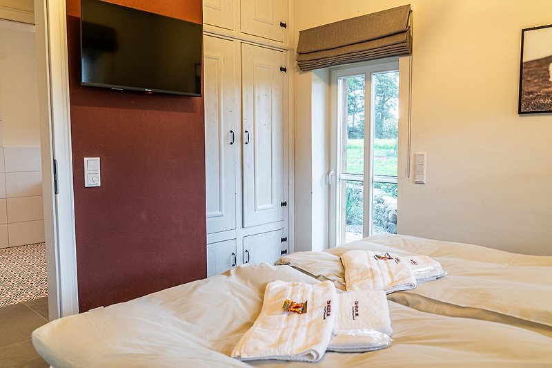 Stilvolles Schlafzimmer mit bequemem Bett und elegantem Holzdekor.