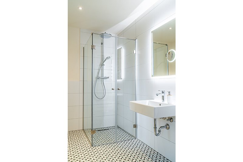 Modernes Badezimmer mit stilvoller Ausstattung und hochwertigen Armaturen.
