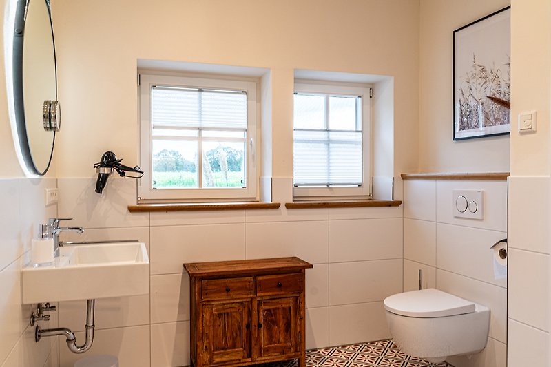 Stilvolles Badezimmer mit elegantem Waschbecken und moderner Armatur.