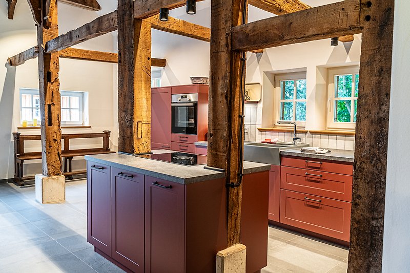 Stilvolle Küche mit Holzmöbeln, Fenster und schöner Inneneinrichtung.