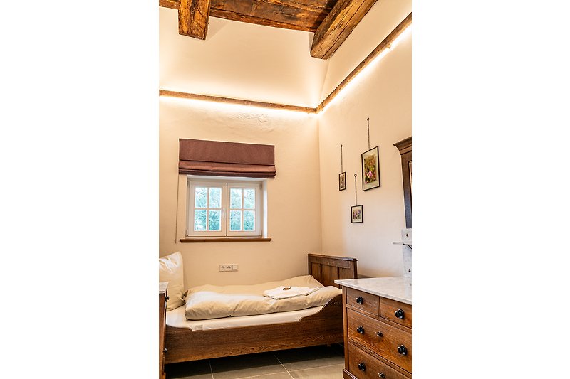 Stilvolles Zimmer mit elegantem Mobiliar und gemütlichem Bett.