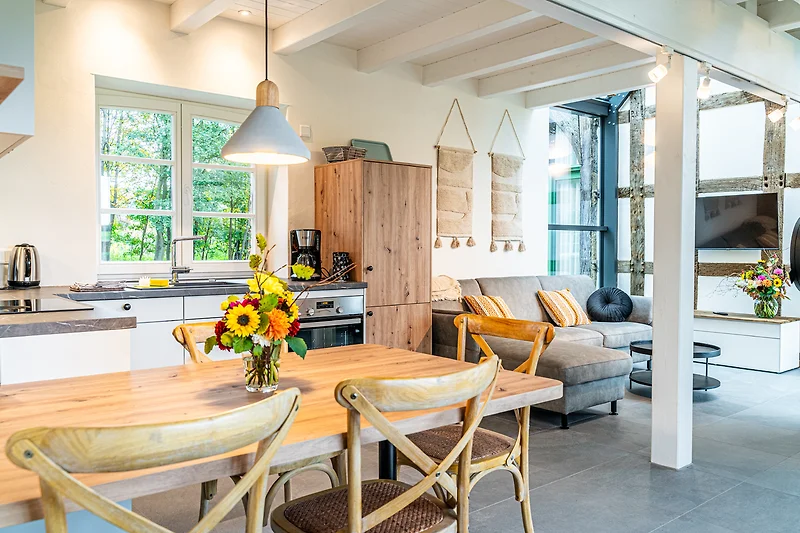 Gezellig interieur met houten meubels, blauwe accenten en planten.