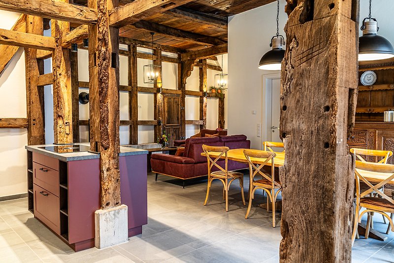 Stilvolles Wohnzimmer mit elegantem Mobiliar und natürlichen Holzakzenten.