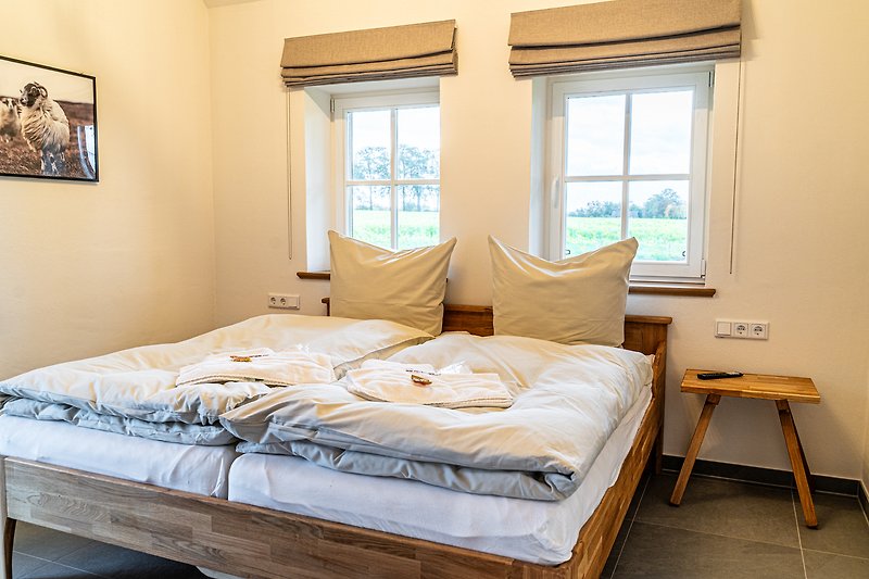 Stilvolles Schlafzimmer mit bequemem Bett und elegantem Holzdekor.