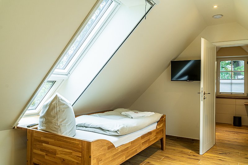 Gemütliches Schlafzimmer mit Holzmöbeln und stilvollem Design.
