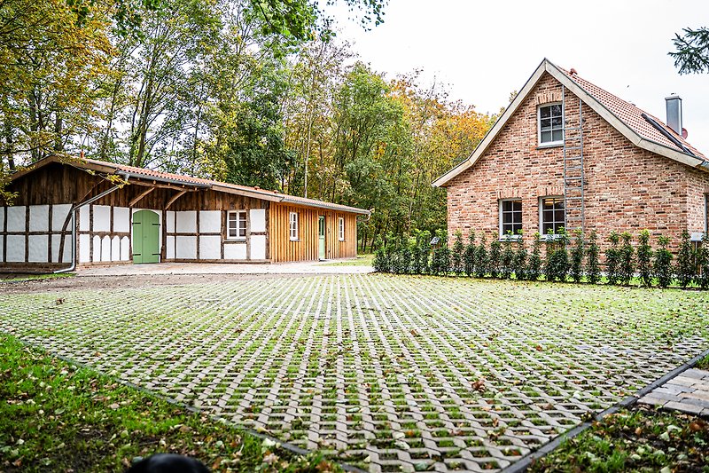 Rustikales Haus mit grünem Garten und natürlicher Landschaft.