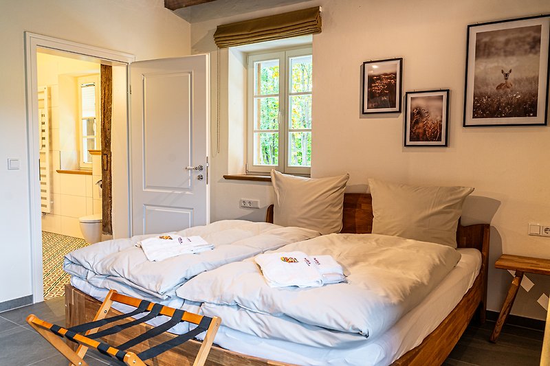 Gemütliches Schlafzimmer mit bequemem Bett, stilvollem Holzdekor und gemütlicher Beleuchtung.