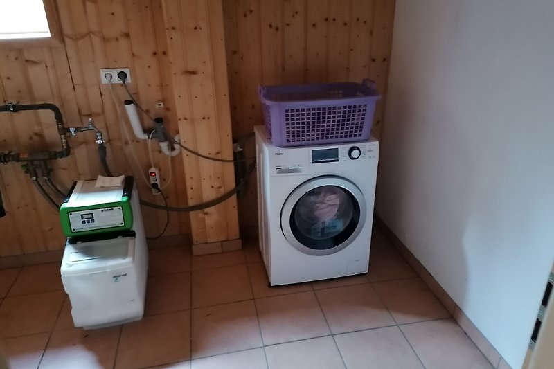 Die UG-Vorratskammer mit Waschmaschine und Gefrierfach