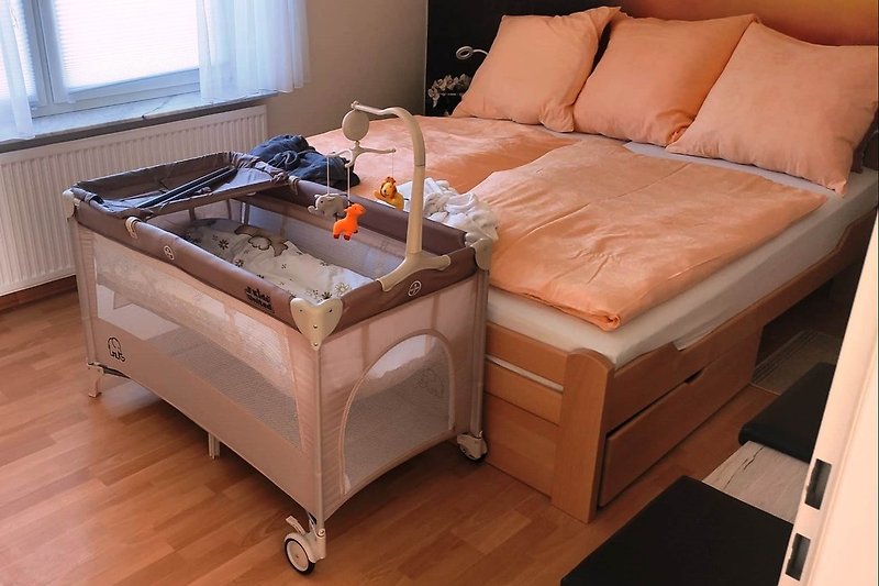Schlafzimmer mit Babybett auf Wunsch