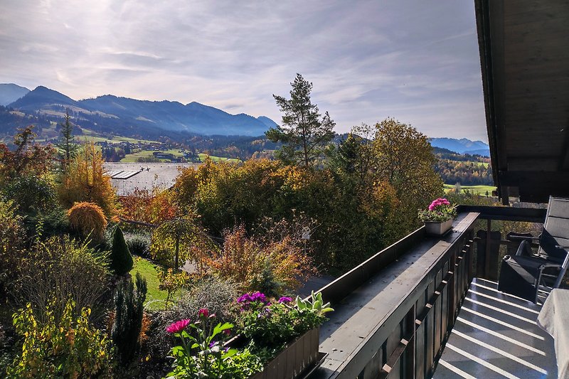 Bergblick vom Balkon im Herbst