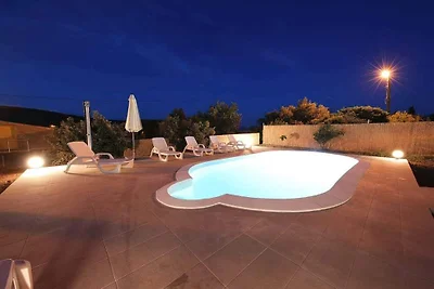HOLIDAY HOME OTOK. DUGI OTOK