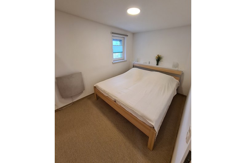 Doppelbett Schlafzimmer 1