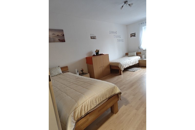 Schlafzimmer 2 mit Holzmöbeln und 2 gemütlichen Einzelbetten 90xx200 cm