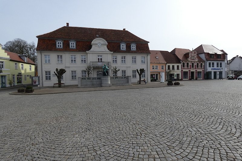 Reuter Museum mit Reuterstatue und Marktplatz