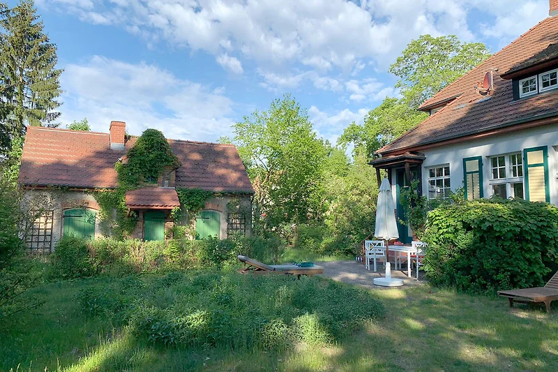 Landhaus-Villa mit wildromantischem Garten