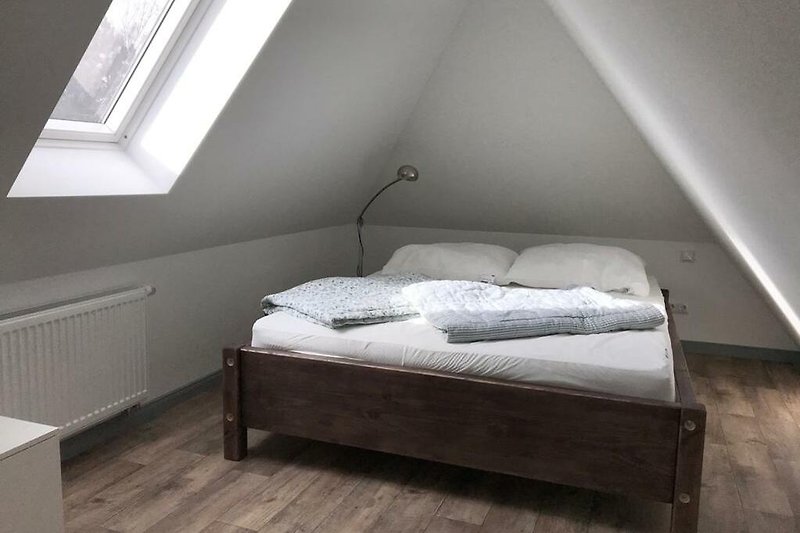zweites, separates Schlafzimmer mit Doppelbett