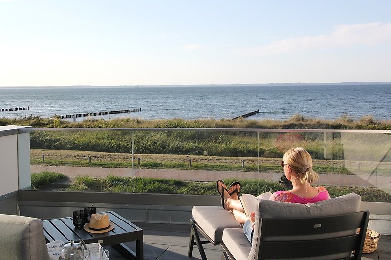 Schöne Aussicht auf das Meer mit komfortablen Outdoor-Möbeln.