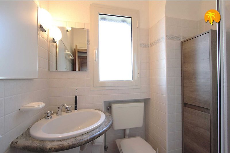 Modernes Bad mit Dusche (Ecke rechts davor) + ein zusätzliches separates WC daneben (eigener Raum)